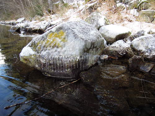 氷でコーティングされた岩の写真