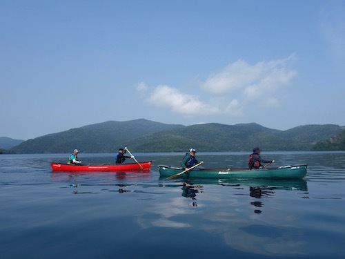 夏の然別湖に2艇のカヌーが浮かぶ様子を写したツアー写真