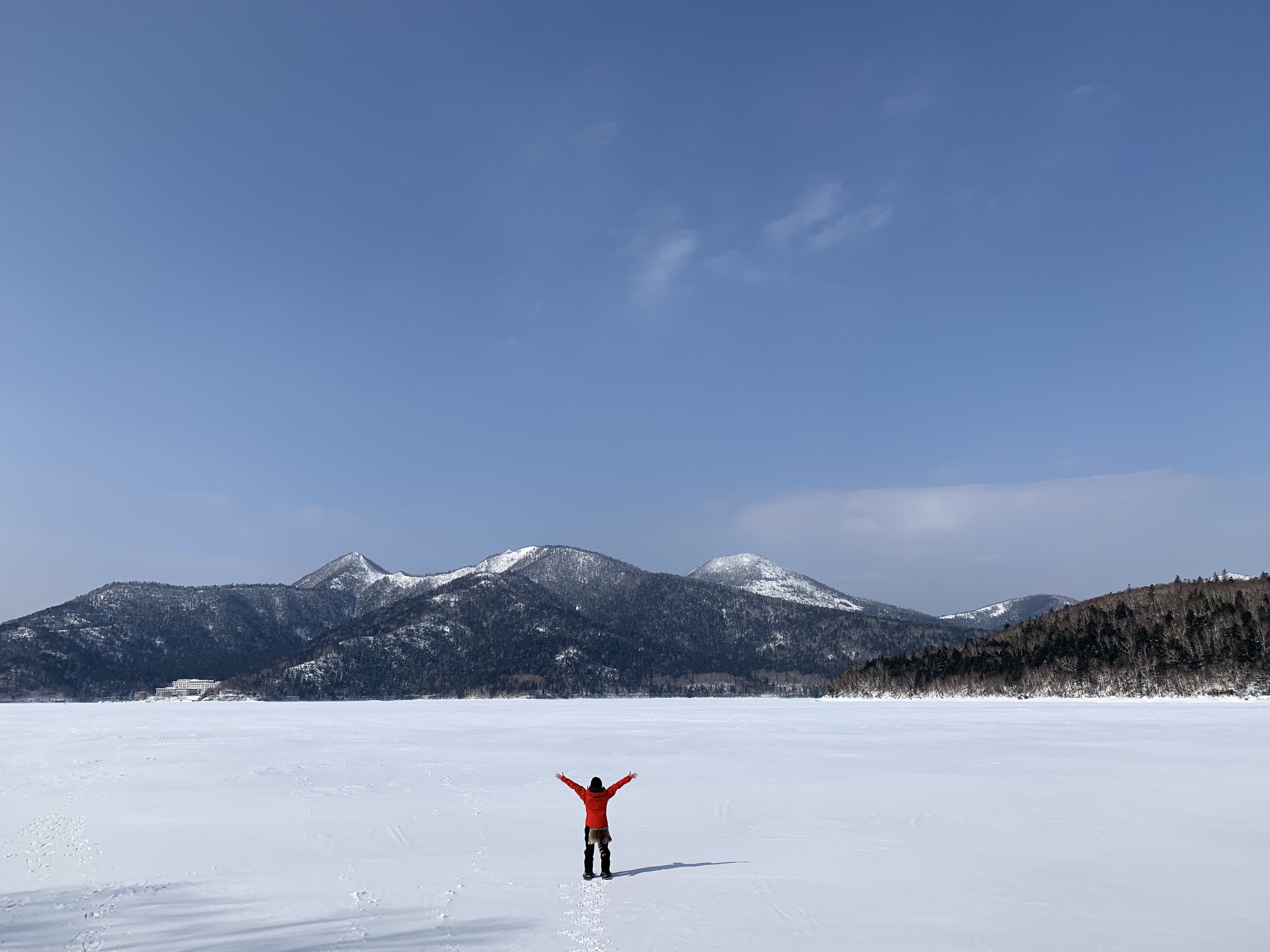 雪の然別湖の上で